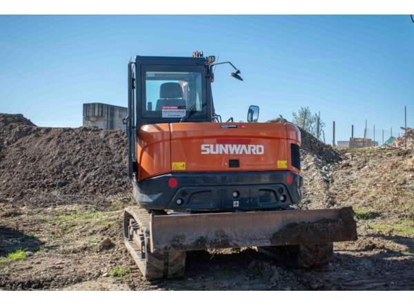Midiexcavator SUNWARD 90 UF de vanzare